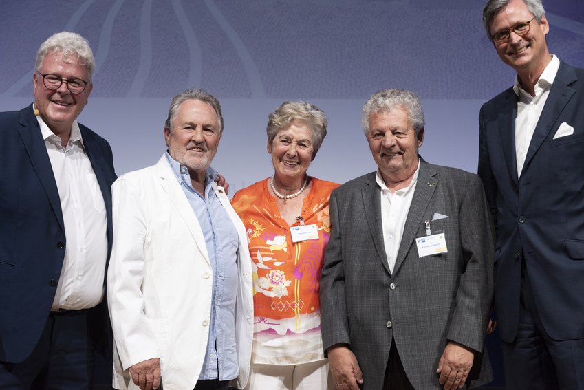 IHK-Präsident Stegan Hagen dankt Dieter Josef Pinsdorf, Hildegard Gall und Karl-Heinz Lätzsch für 30 Jahre ehrenamtliche Tätigkeit. IHK-Hauptgeschäftsführer Dr. Hubertus Hille (r.) gratuliert zur verliehenen goldenen Ehrennadel.