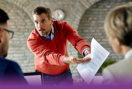 Streitender Mann vor zwei Richtern